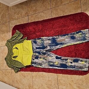 Lightly worn 3-piece Fabletics Leggings Crop- top and Bra sportswear multicolor